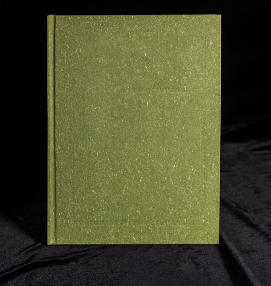 Hardcover-Buch mit Einkerbung kann in verschiedenen Größen mit Goldprägekante individuell gestaltet werden